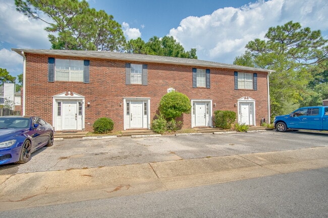 Building Photo - Charming Townhome with Fireplace & Fenced ... Unit B