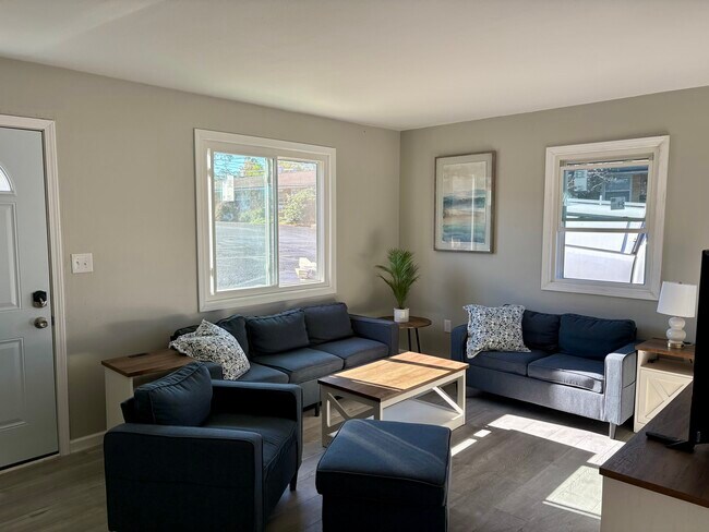 Photo - 7560 Mentor Ave Unidad 001