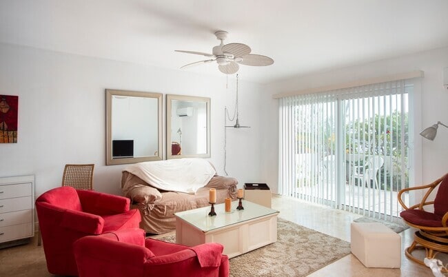 Building Photo - 2 bedroom 1 bathroom Furnished Oceanfront ... Rental