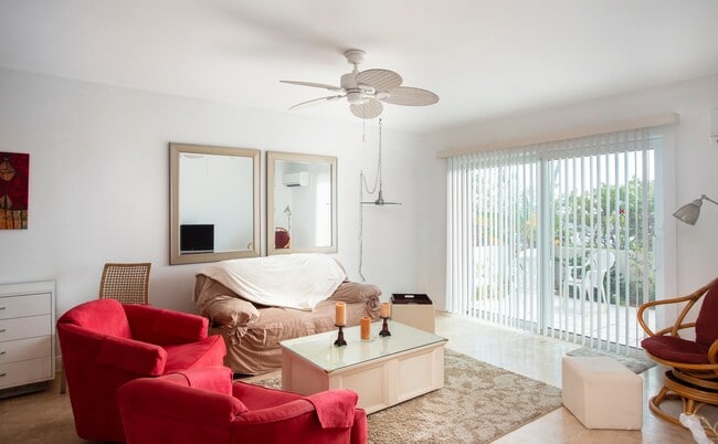 Building Photo - 2 bedroom 1 bathroom Furnished Oceanfront ... Rental