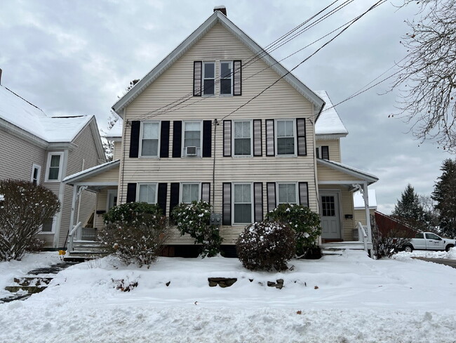 Building Photo - Half duplex with 3 bedrooms, one full bathroom