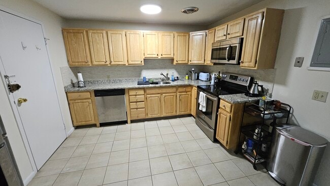 Building Photo - 46 Stetson St Rental