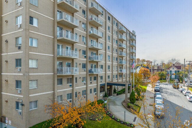 Photo - Bay Plaza Gardens