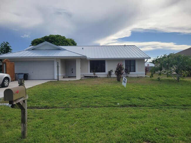 Building Photo - 2050 SE Camilo St Rental