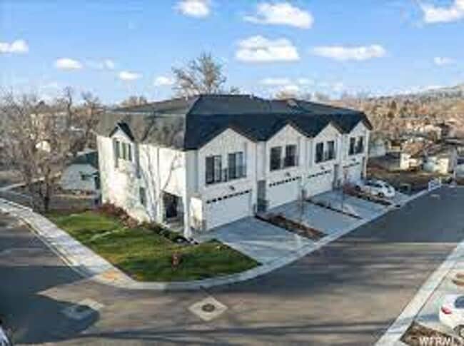 BEAUTIFUL TOWNHOUSE W 2 CAR GARAGE ATTACHED - BEAUTIFUL TOWNHOUSE W 2 CAR GARAGE ATTACHED