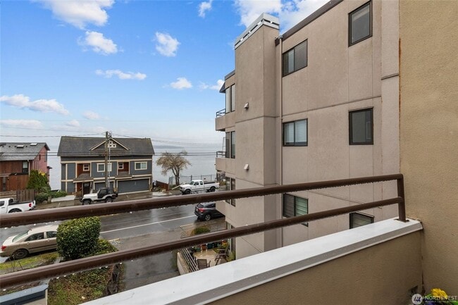 Building Photo - 2Bd/1.75Ba Seattle Condo Unit 303