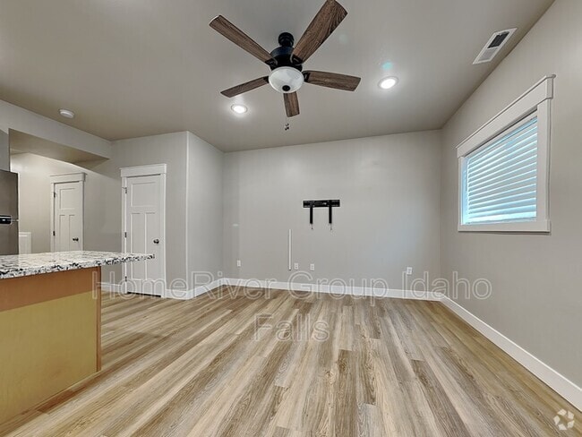 Building Photo - 380 S 3rd W Rental