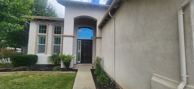 Photo - 5 Bedroom Home Behind the Gate of Wisteria Place