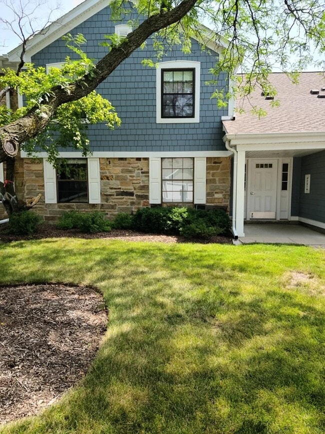 Building Photo - 221 Hawthorne Ct Unit C1