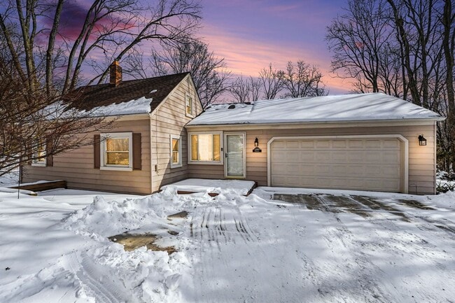 Building Photo - Beautiful 2 bed 2 bath single family home in Northville Twp.
