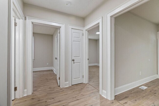 Photo - 207 Windsor Dr