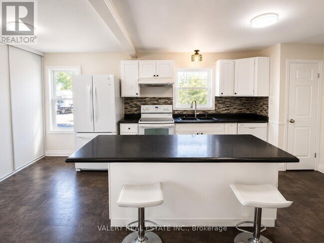 Photo - 374 Edmonton St