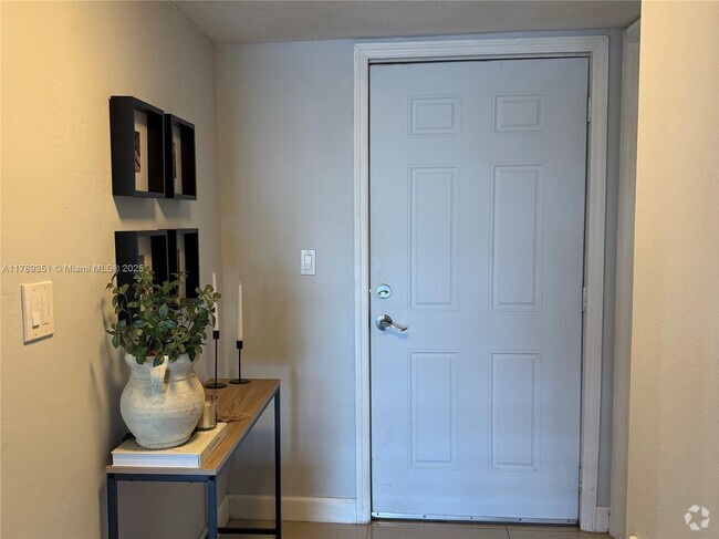 Building Photo - 873 NE 195th St Unit 408 Rental
