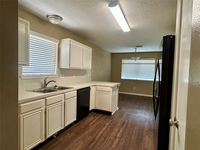 Photo - 28811 Stapleford St