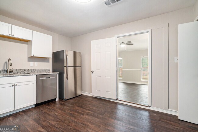 Photo - 2123 Huddersfield Way