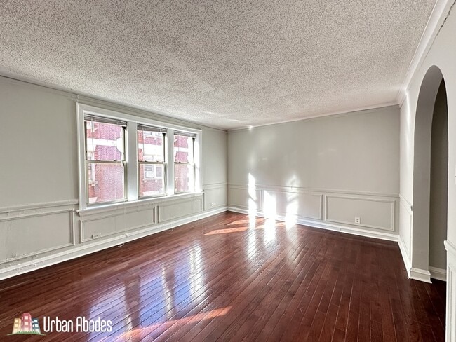 Building Photo - 528 W Surf St