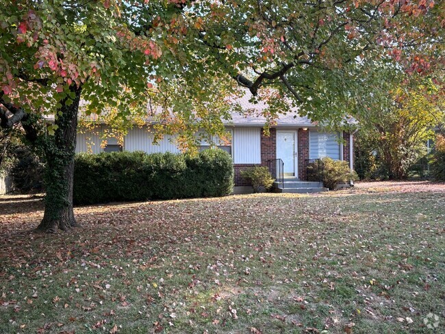 Building Photo - Wonderful Donelson Home!