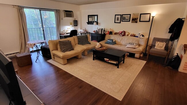 Building Photo - 135 Pleasant St Unit 305