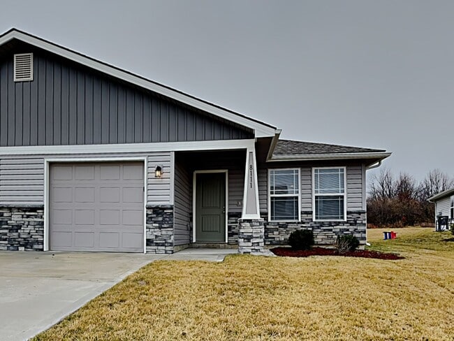Building Photo - Coming Soon! 3 BR/2BA | Newly Renovated Single Family Home | 1-Car Garage Parking | In Blue Springs!