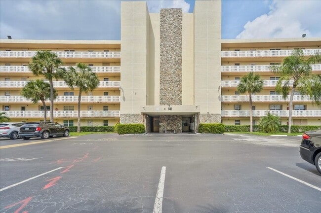Photo - Meadowbrook Lakes View East Condominiums - Dania Beach