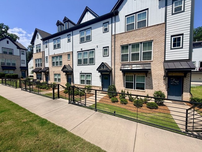Building Photo - Beautiful 4BR Townhouse in Ballantyne