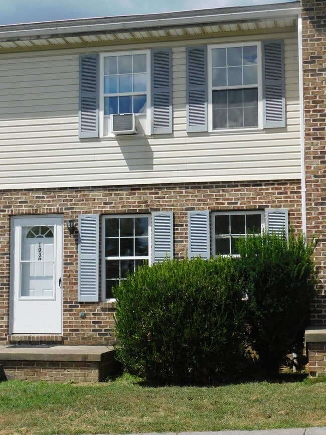 Building Photo - Newly updated townhouse