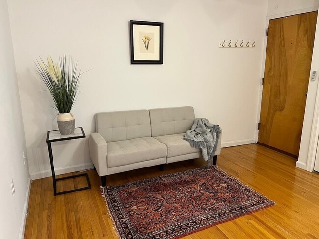 Building Photo - 711 Willow Ave Unit 3G