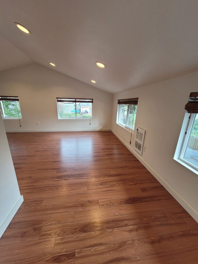 Building Photo - 4BD/2BA, 1850 SQ FT Duplex located in the desirable Washburne District - MOVE IN SPECIAL $500 Off!