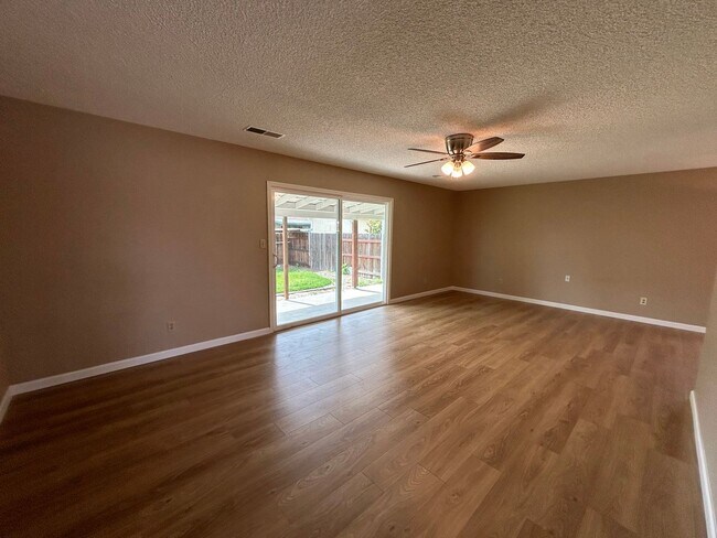 Photo - 310 Hedstrom Rd