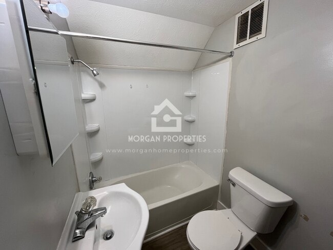 Photo - 832 E 7th St Unit -