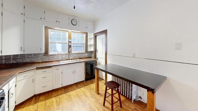 Photo - 600 2nd St NE