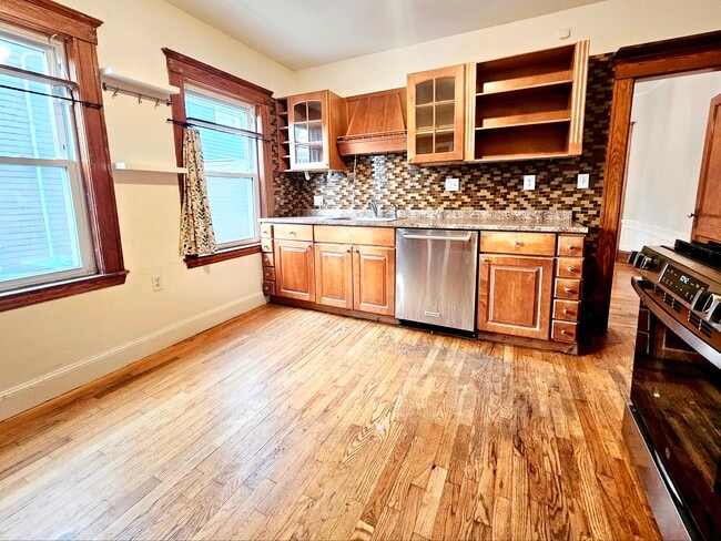 Building Photo - 12 Saint Peter St Unit 11