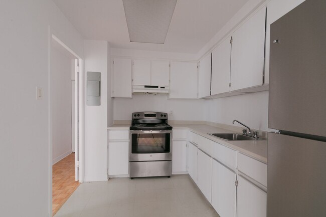 Building Photo - 900 Av. Rockland Unit 309
