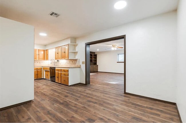 Photo - 604 Howard Ct