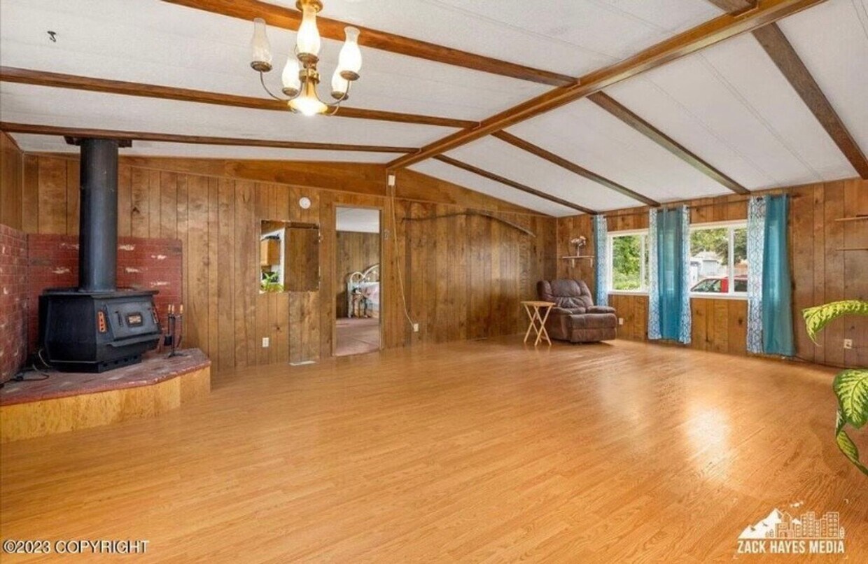 Rare Find! Spacious East Anchorage Home wi... - Rare Find! Spacious East Anchorage Home wi...