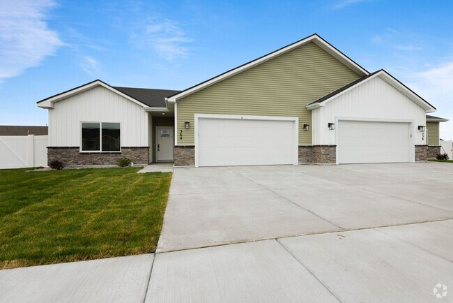 Building Photo - ***LEASE TAKEOVER*** Rental