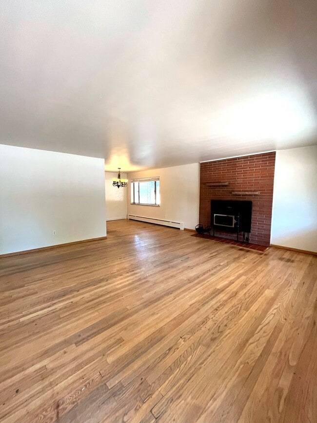 Photo - HUGE 4bd 4bth with Finished Basement and 2 Kitchens!!