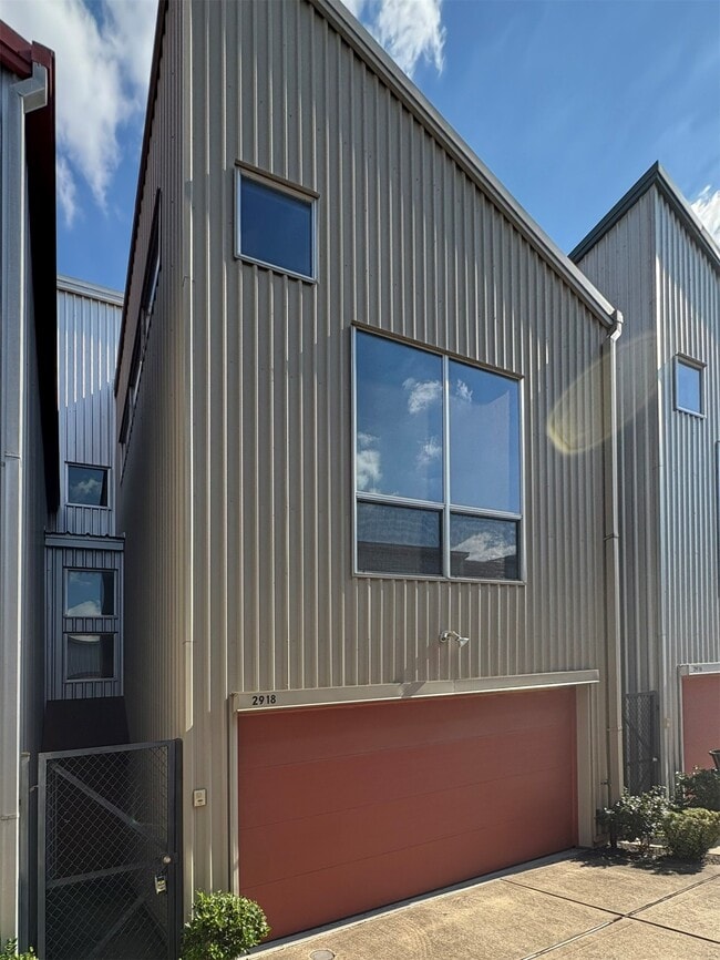 Photo - 2918 Commerce St