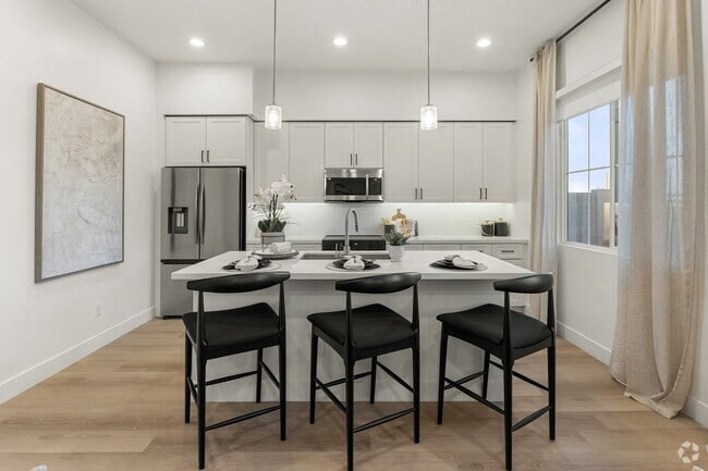 Building Photo - The Stately Queen Creek Rental