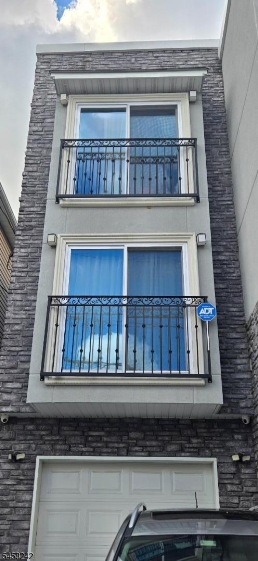 Photo - 1054 Bond St