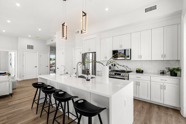 Building Photo - 523 2nd St Unit 301