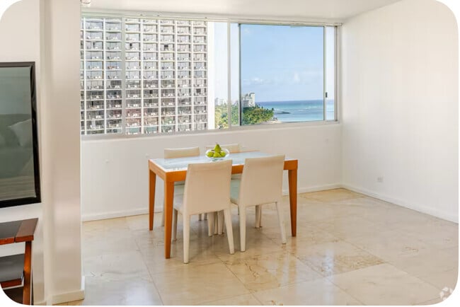 Large living room - 2500 Kalakaua Ave Rental