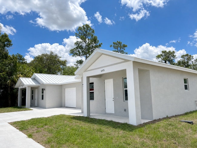 Building Photo - 605 Jasmine St Unit Shady Oaks