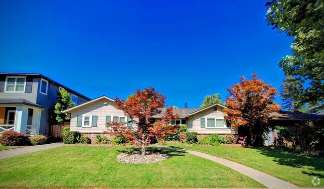 Building Photo - Beautiful 3bd Single Story House on One of...