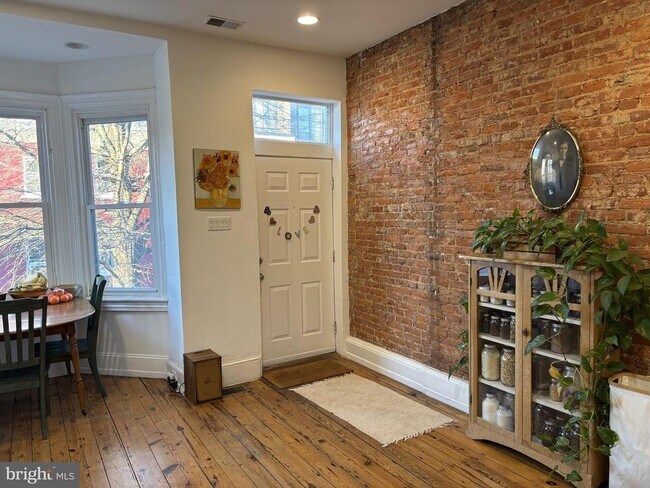 Photo - 2944 Cambridge St