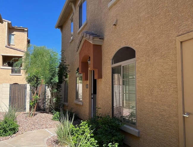 Entrance - 2402 E 5th St Unit 1626