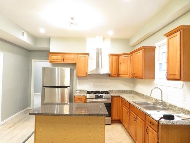 Photo - 572 Nassau St Unit 2