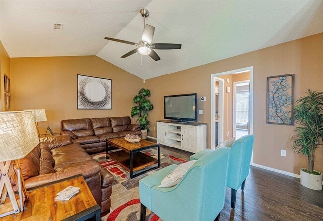 Photo - 215 Fox Run Pl