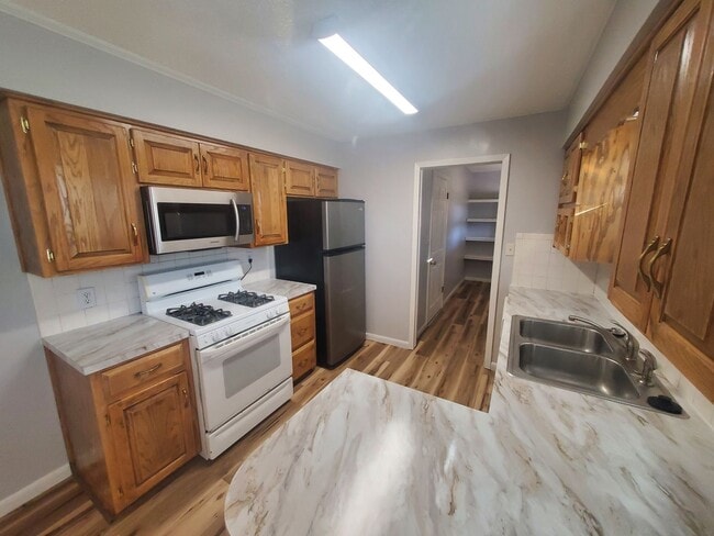 Building Photo - Nice 3 bedroom 2 bath home with fenced in ...