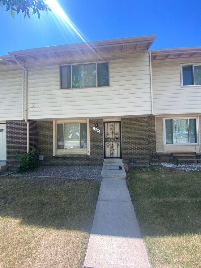 Building Photo - Renovated 3 bed, 2.5 bath Townhome in Aurora